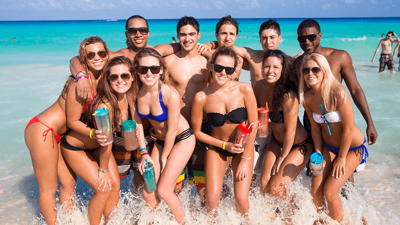 Spring breakers en Playa Gaviota Azul