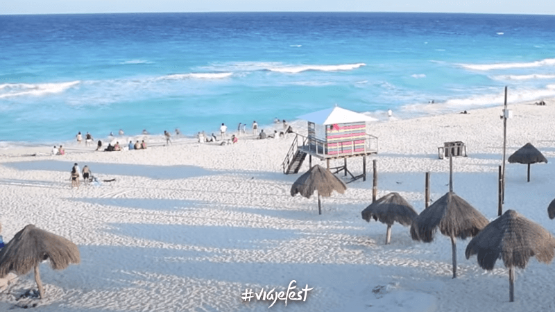 Playa Delfines es de las más amplias y populares de Cancún