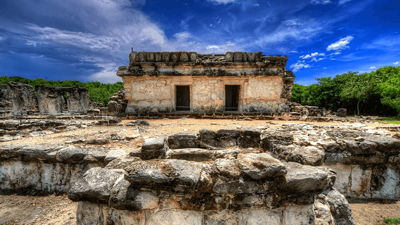 Estructura monumental en la Zona Arqueológica El Rey en Cancún