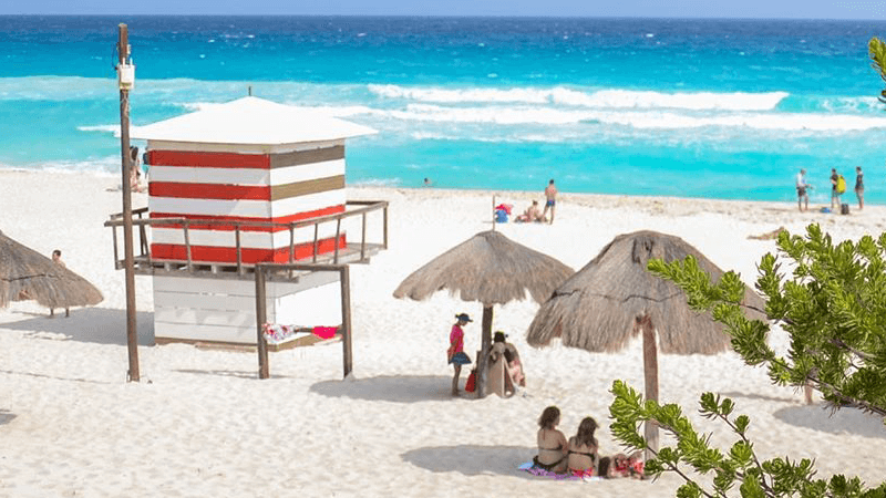 Ventana al mar en Playa Delfines Cancún